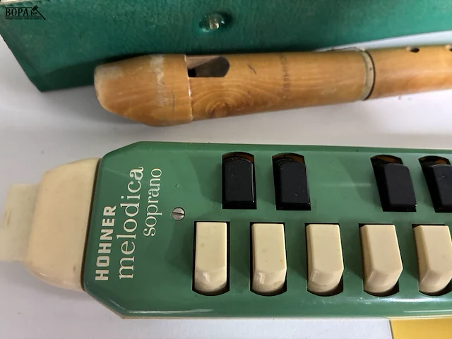 Lot 93 - vintage blaasinstrumenten - 3 stuks - afbeelding 2 van  2