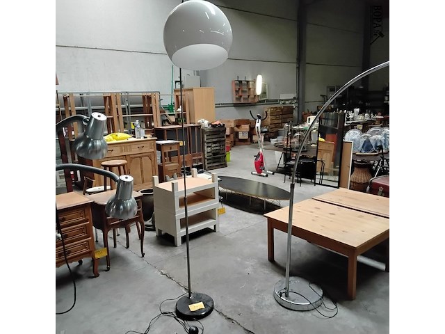 Lot 93 - vintage booglamp met bolvormige kap in acrylglas - stijl har - afbeelding 1 van  3