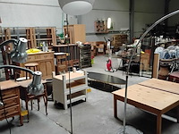 Lot 93 - vintage booglamp met bolvormige kap in acrylglas - stijl har - afbeelding 1 van  3