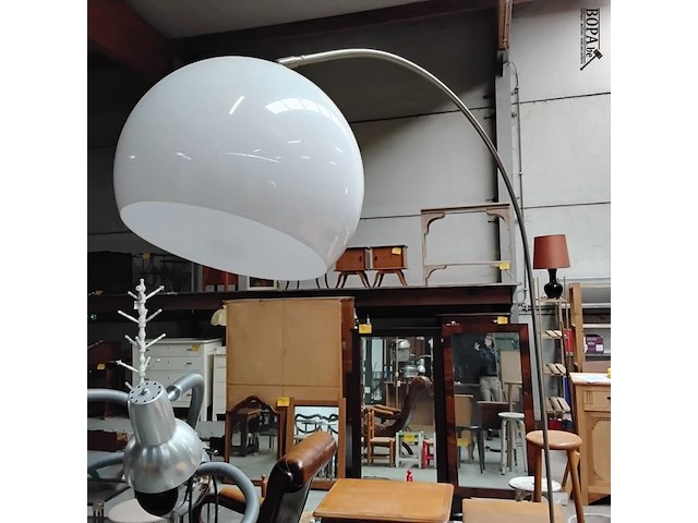 Lot 93 - vintage booglamp met bolvormige kap in acrylglas - stijl har - afbeelding 2 van  3