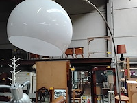 Lot 93 - vintage booglamp met bolvormige kap in acrylglas - stijl har - afbeelding 2 van  3