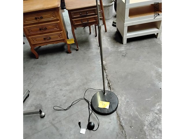 Lot 93 - vintage booglamp met bolvormige kap in acrylglas - stijl har - afbeelding 3 van  3