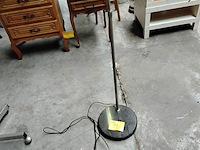 Lot 93 - vintage booglamp met bolvormige kap in acrylglas - stijl har - afbeelding 3 van  3