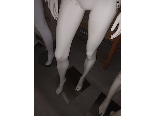 Lot 93 - witte paspop vrouw op voet - afbeelding 2 van  3