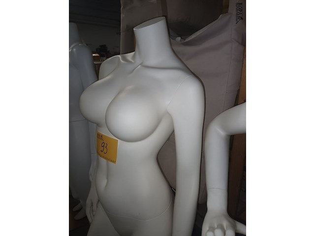 Lot 93 - witte paspop vrouw op voet - afbeelding 3 van  3