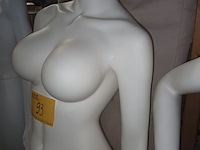 Lot 93 - witte paspop vrouw op voet - afbeelding 3 van  3