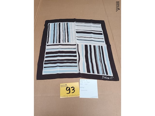 Lot 93 - zijden sjaal dolce c - afbeelding 1 van  3