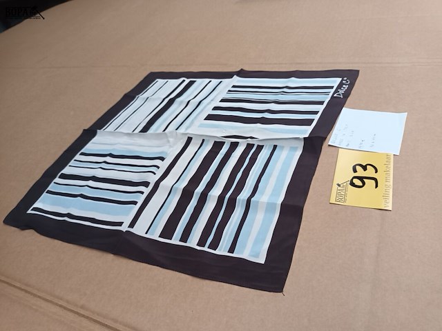 Lot 93 - zijden sjaal dolce c - afbeelding 2 van  3