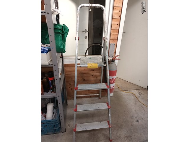 Lot 94 - aluminium trapladder - afbeelding 1 van  3
