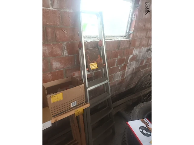 Lot 94 - aluminium trapladder - afbeelding 1 van  3