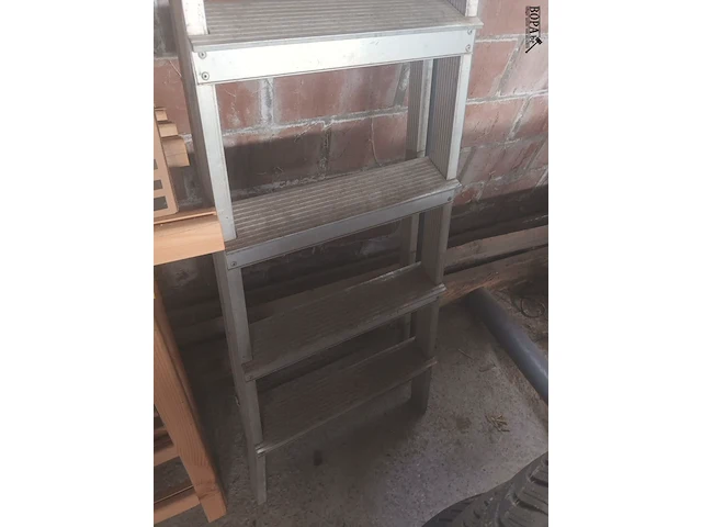 Lot 94 - aluminium trapladder - afbeelding 2 van  3