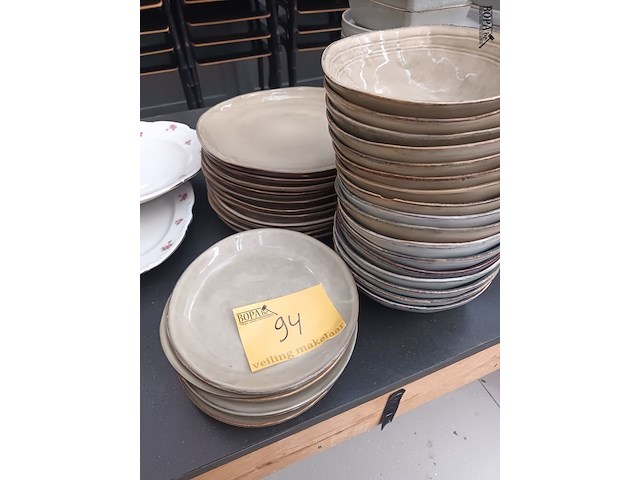 Lot 94 - borden earth. 35 stuks - afbeelding 1 van  5