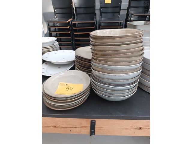 Lot 94 - borden earth. 35 stuks - afbeelding 2 van  5