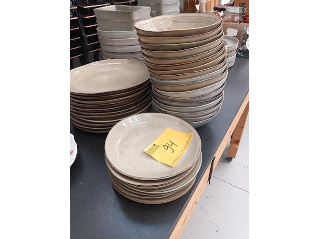 Lot 94 - borden earth. 35 stuks - afbeelding 4 van  5