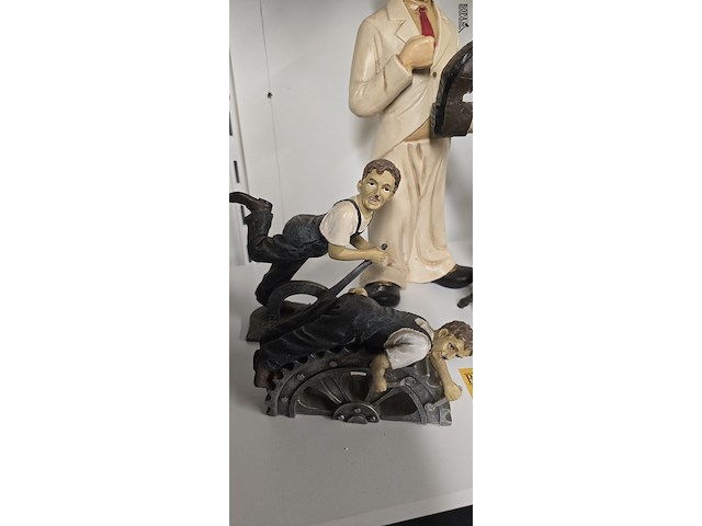 Lot 94 - charlie chaplin beeldjes 5 stuks - afbeelding 2 van  5