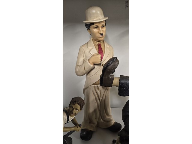 Lot 94 - charlie chaplin beeldjes 5 stuks - afbeelding 3 van  5