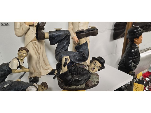 Lot 94 - charlie chaplin beeldjes 5 stuks - afbeelding 4 van  5