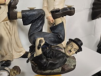 Lot 94 - charlie chaplin beeldjes 5 stuks - afbeelding 4 van  5