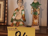 Lot 94 - chinese beeldjes. 2 stuks - afbeelding 1 van  5