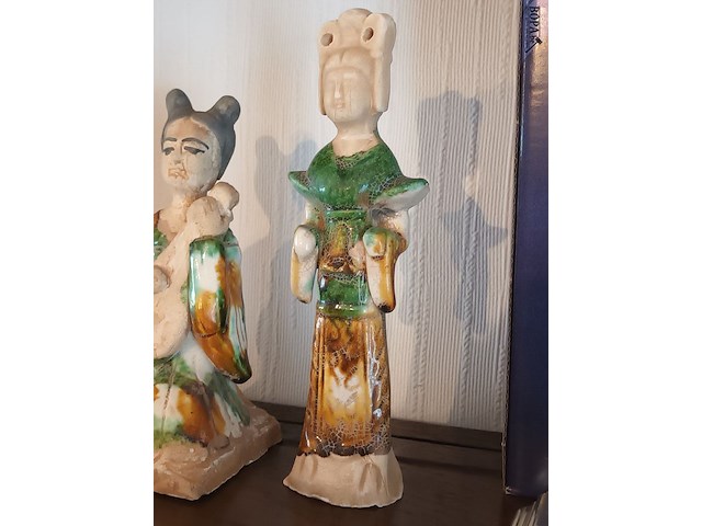 Lot 94 - chinese beeldjes. 2 stuks - afbeelding 2 van  5