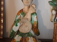 Lot 94 - chinese beeldjes. 2 stuks - afbeelding 3 van  5