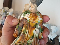 Lot 94 - chinese beeldjes. 2 stuks - afbeelding 5 van  5