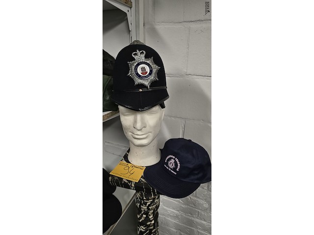 Lot 94 - gibraltar 1 helm en 1 pet (zonder hoofd) - afbeelding 1 van  4