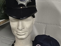 Lot 94 - gibraltar 1 helm en 1 pet (zonder hoofd) - afbeelding 1 van  4