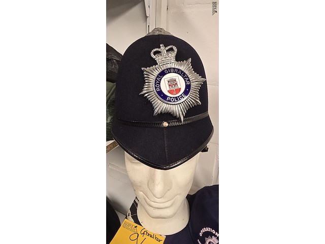 Lot 94 - gibraltar 1 helm en 1 pet (zonder hoofd) - afbeelding 2 van  4