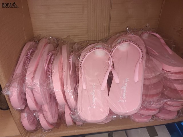 Lot 94 - groot lot badslippers - afbeelding 1 van  4