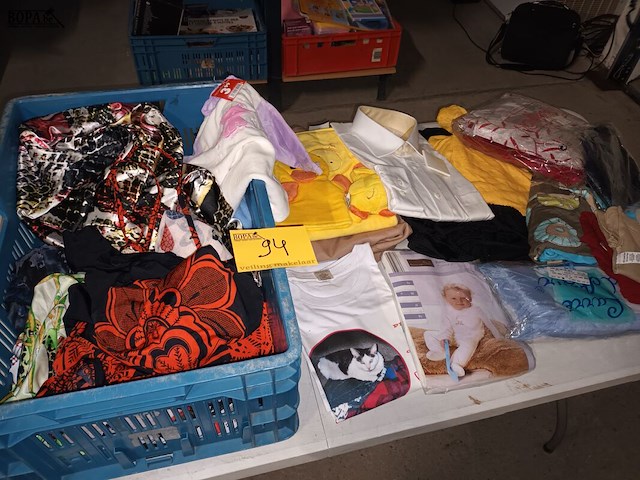 Lot 94 - kledij en sjaals - afbeelding 1 van  5