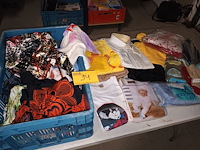 Lot 94 - kledij en sjaals - afbeelding 1 van  5