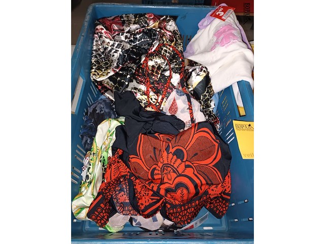 Lot 94 - kledij en sjaals - afbeelding 2 van  5