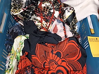 Lot 94 - kledij en sjaals - afbeelding 2 van  5