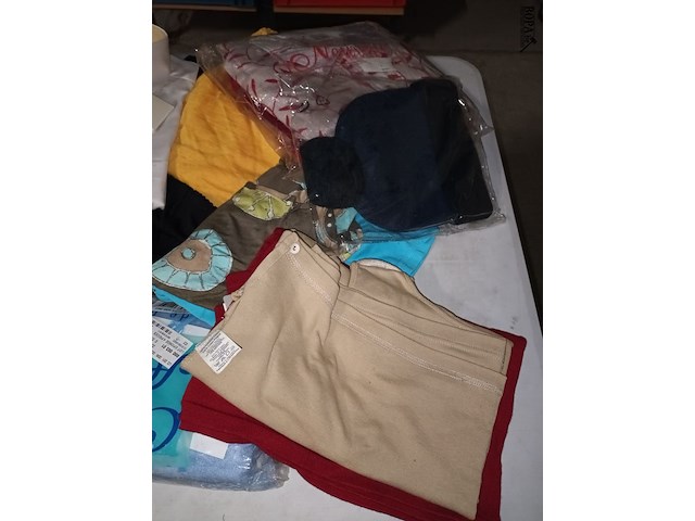 Lot 94 - kledij en sjaals - afbeelding 5 van  5