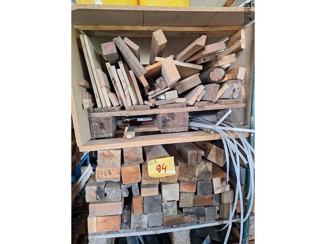 Lot 94 - lot hout - afbeelding 1 van  9