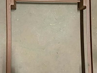 Lot 94 - metalen frame met wielen (1-rijrichting) afm 66*92 - afbeelding 1 van  2