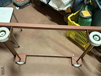 Lot 94 - metalen frame met wielen (1-rijrichting) afm 66*92 - afbeelding 2 van  2