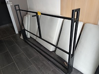 Lot 94 - onderstel met kussens - afbeelding 1 van  3