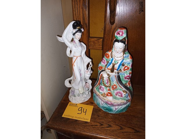 Lot 94 - oosterse beelden in porselein. 2 stuks - afbeelding 1 van  4