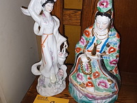 Lot 94 - oosterse beelden in porselein. 2 stuks - afbeelding 1 van  4