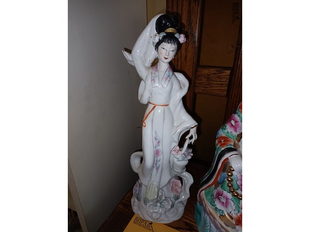 Lot 94 - oosterse beelden in porselein. 2 stuks - afbeelding 2 van  4