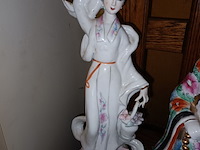 Lot 94 - oosterse beelden in porselein. 2 stuks - afbeelding 2 van  4