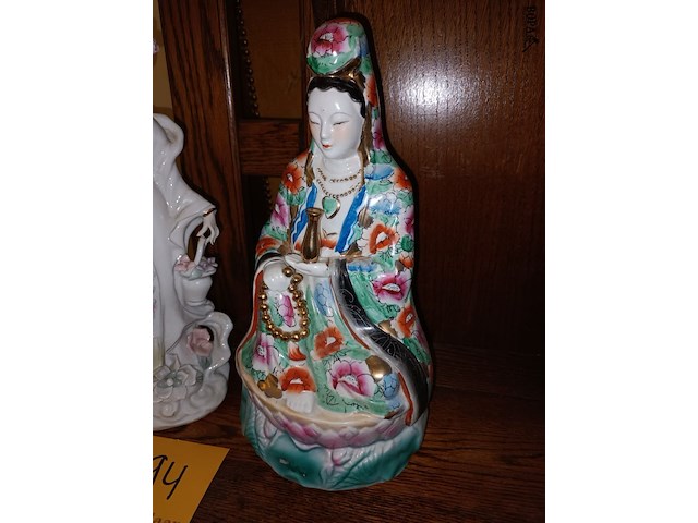 Lot 94 - oosterse beelden in porselein. 2 stuks - afbeelding 3 van  4