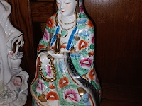 Lot 94 - oosterse beelden in porselein. 2 stuks - afbeelding 3 van  4