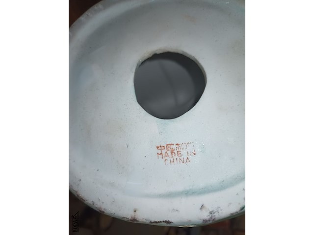 Lot 94 - oosterse beelden in porselein. 2 stuks - afbeelding 4 van  4