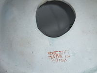 Lot 94 - oosterse beelden in porselein. 2 stuks - afbeelding 4 van  4