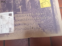 Lot 94 - parasol voet - afbeelding 2 van  3