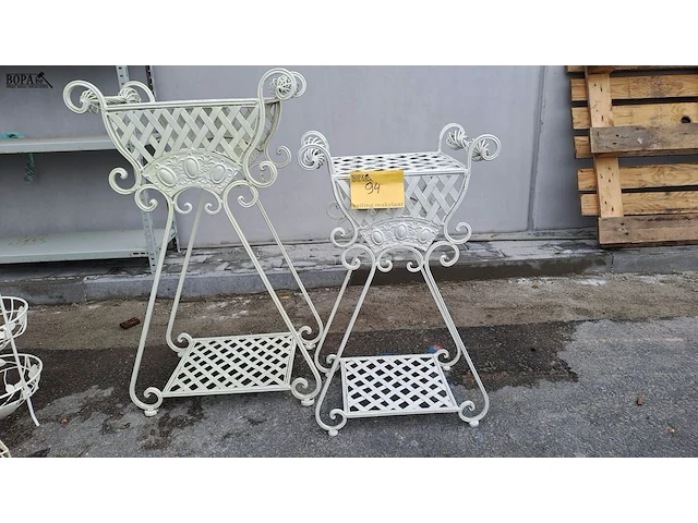 Lot 94 - sierlijke cremekleurige metalen plantenstandaards met ruiten - afbeelding 1 van  5