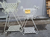 Lot 94 - sierlijke cremekleurige metalen plantenstandaards met ruiten